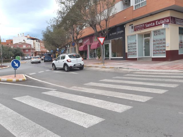 La concejalia de obras ha llevado a cabo una actuacin para la instalacion de un vado peatonal en calle Santomera.