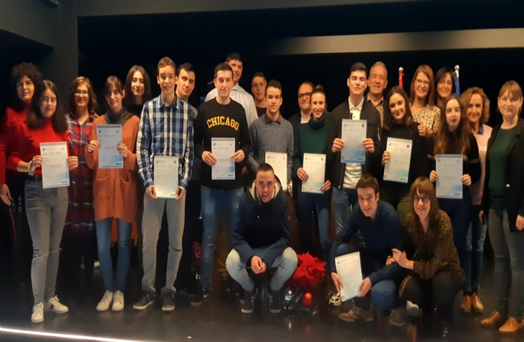 Entregan diplomas acreditativos a los 21 alumnos de la XIII Promocin del Bachillerato del IES Juan de la cierva y codorniu.