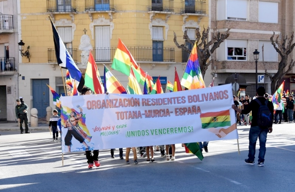 La Asociacion de Bolivianos de Totana visitan los estudios de Canal 6 para hablar de su situacion en España y la de su Pais.
