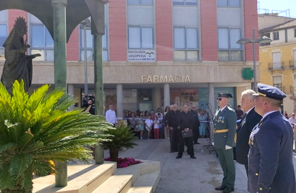Totana rendia homenaje institucional a la bandera de Espaa coincidiendo con el Da de la Fiesta Nacional.