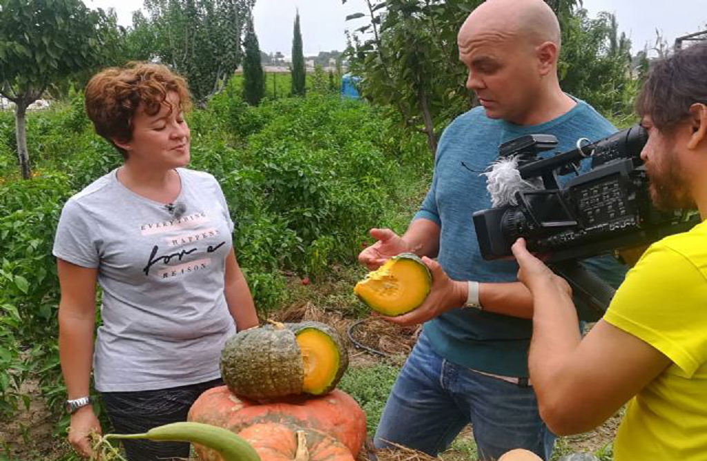 Un equipo del programa televisivo Aqu la Tierra de TVE graba varios reportajes  en Totana.