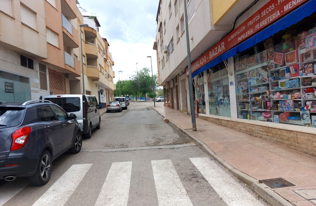 Agentes de la Polica Local intervienen en un incendio en Calle Gregorio Cebrian