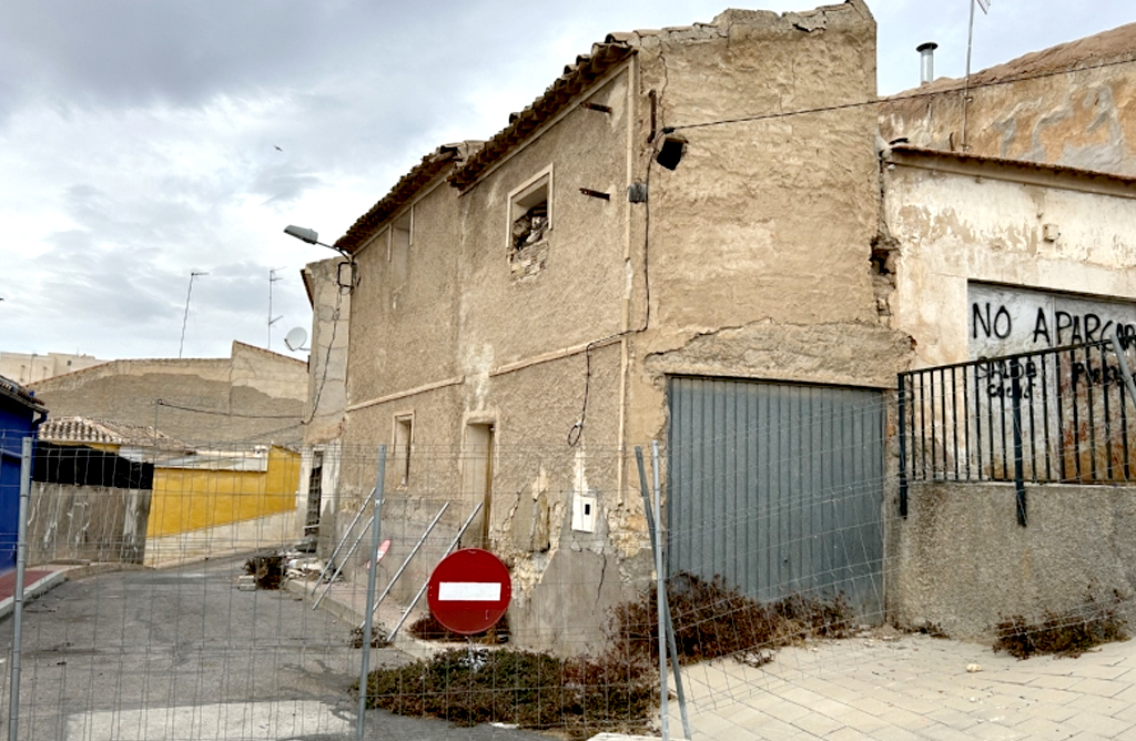 Se acometer de forma subsidiaria la demolicin por ruina del inmueble situado en la calle San Ildefonso, esquina calle Presbtero Rodrguez Cabrera