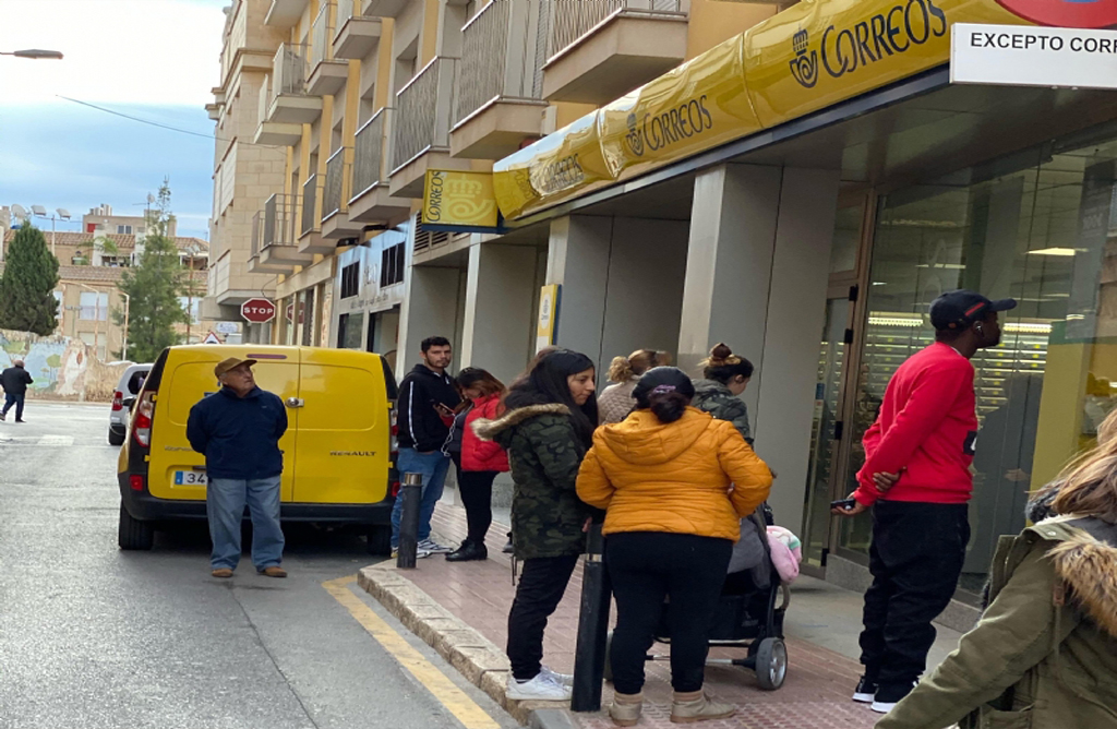 El alcalde va a solicitar a Correos la dotación de más recursos humanos.