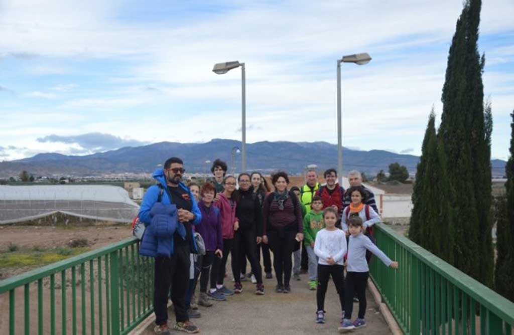 Un total de 17 personas participan en la Ruta Senderista de Navidad en la Presa de El Paretn y alrededores