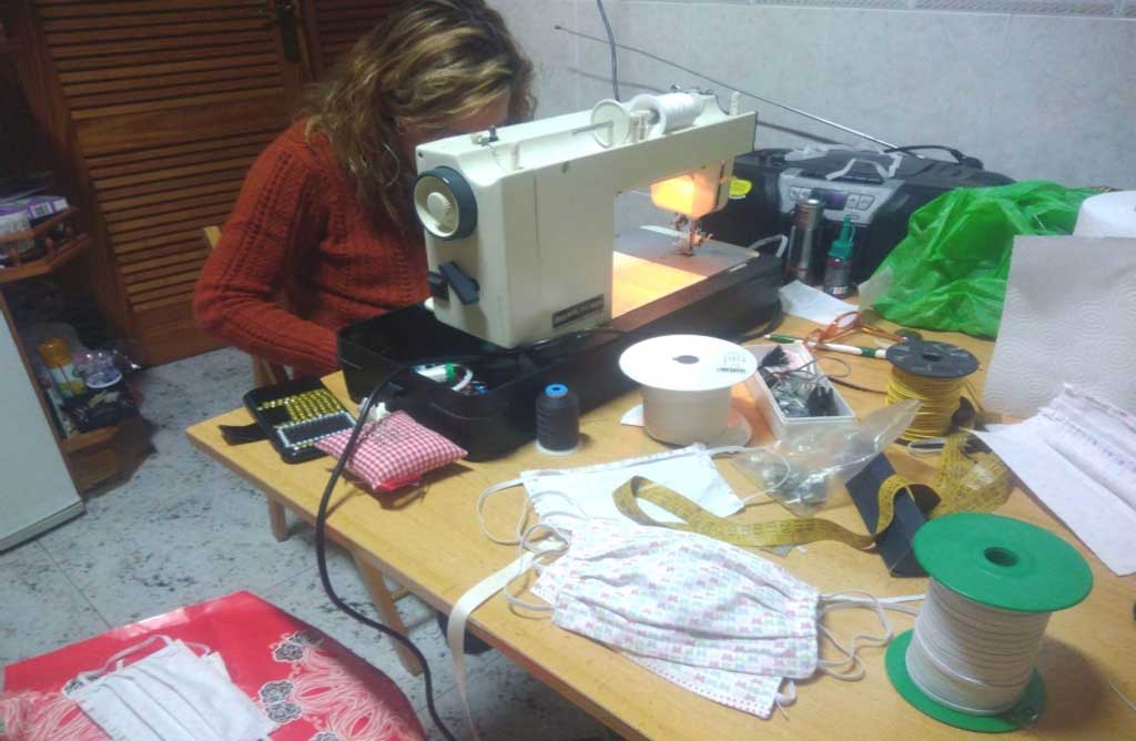 Ms de 80 costureras de nuestra ciudad participan en la fabricacin de mascarillas y batas sanitarias.
