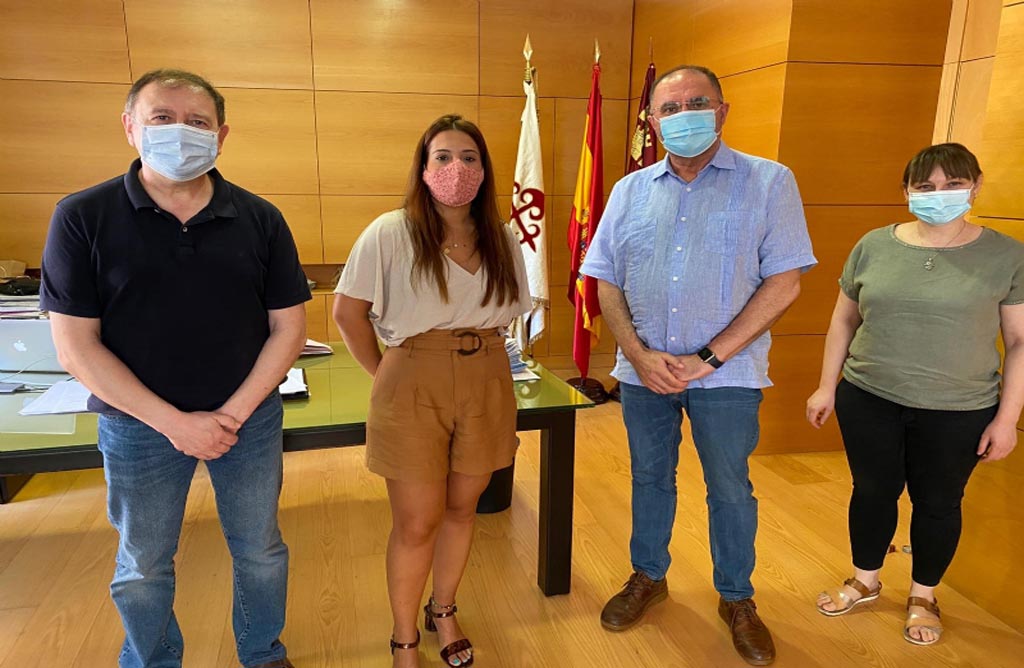 El alcalde recibe a la doctora totanera Sandra Gonzlez Montiel que colabora en un proyecto de radioterapia para tratar a pacientes con neumona por COVID-19