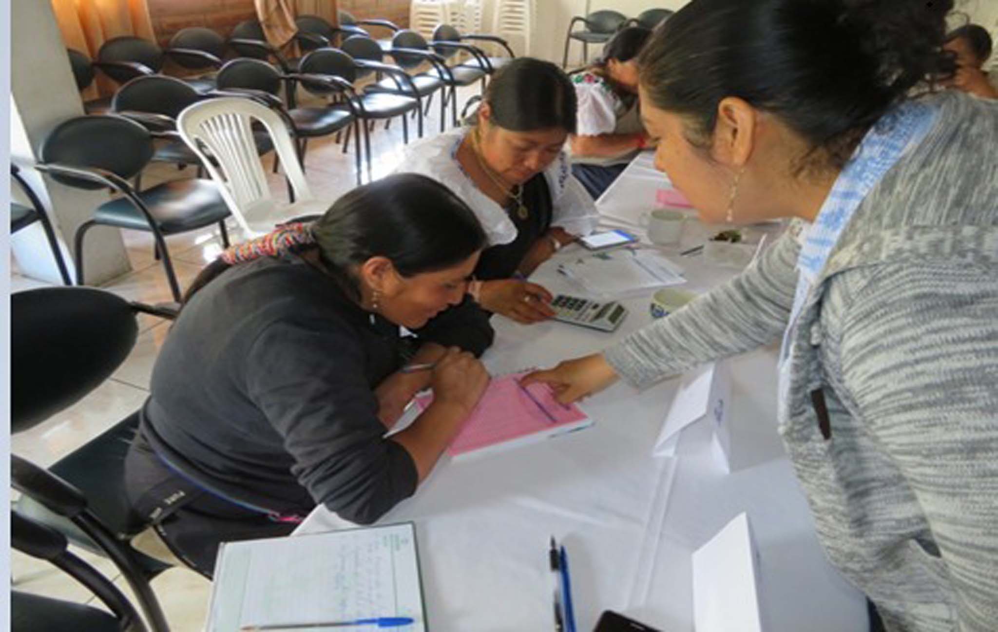 250 mujeres rurales de Ecuador mejoran sus condiciones sociales con la cooperacin del Gobierno regional y Entrepueblos