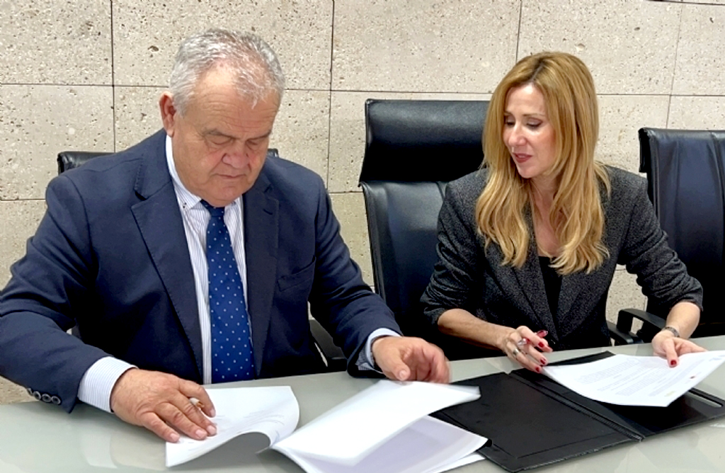 El ayuntamiento suscribe un contrato con una nueva emprendedora en el Vivero de Empresas.