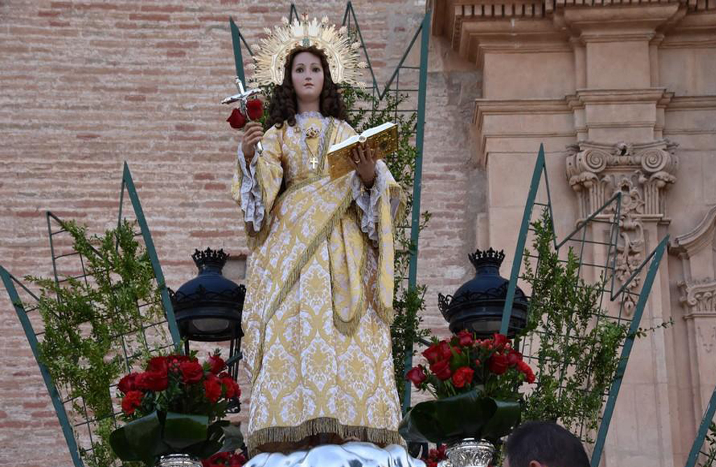 La tradicional ofrenda floral a Santa Eulalia congrego a muchos ciudadanos en la plaza de la constitucion.