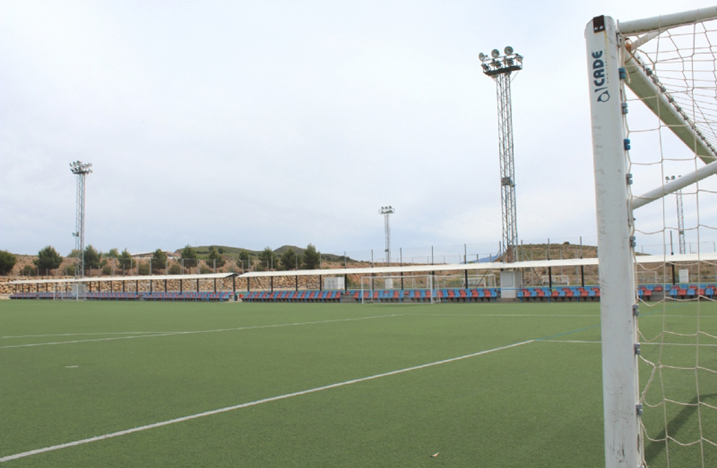 El Ayuntamiento instala 6 nuevos focos en 2 torres de la Ciudad Deportiva.