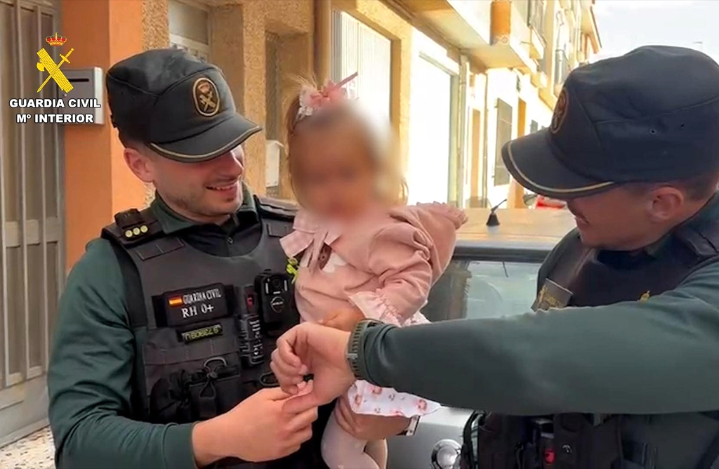 Dos guardias civiles fuera de servicio salvan la vida a una ni�a en parada cardiorrespiratoria en Alhama
