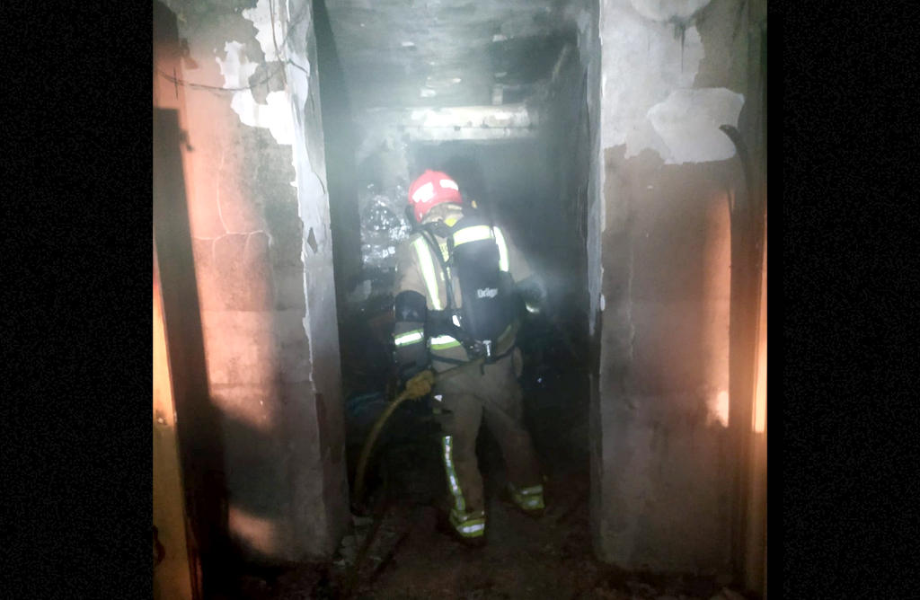 Bomberos extinguen un incendio declarado en una vivienda en Totana
