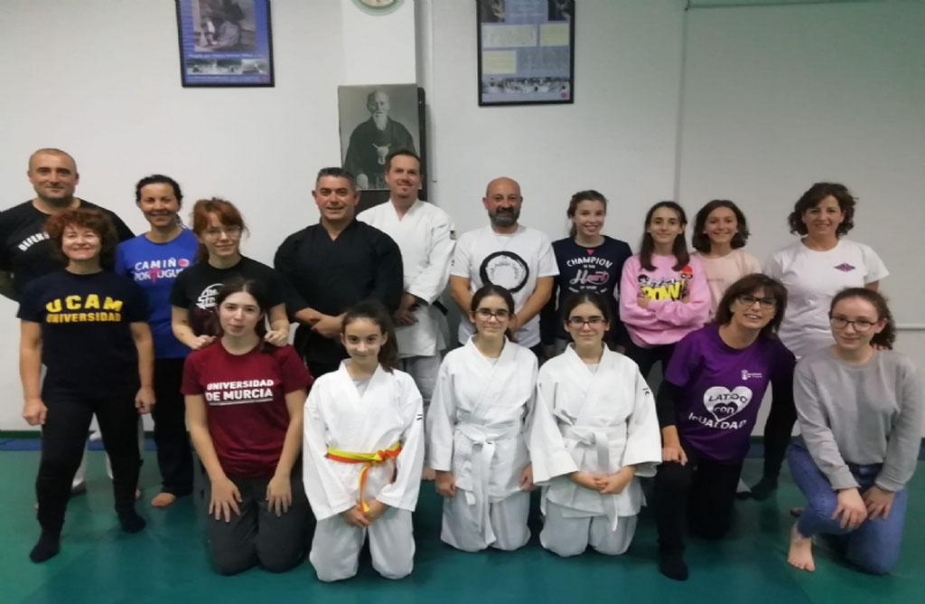 Un grupo de mujeres participan en la primera sesin del Master Class de Defensa Personal.