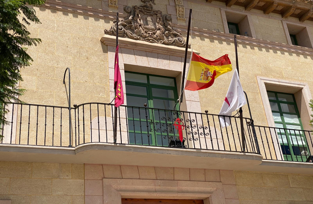 Las banderas de los principales edificios municipales de Totana ondean a media asta.