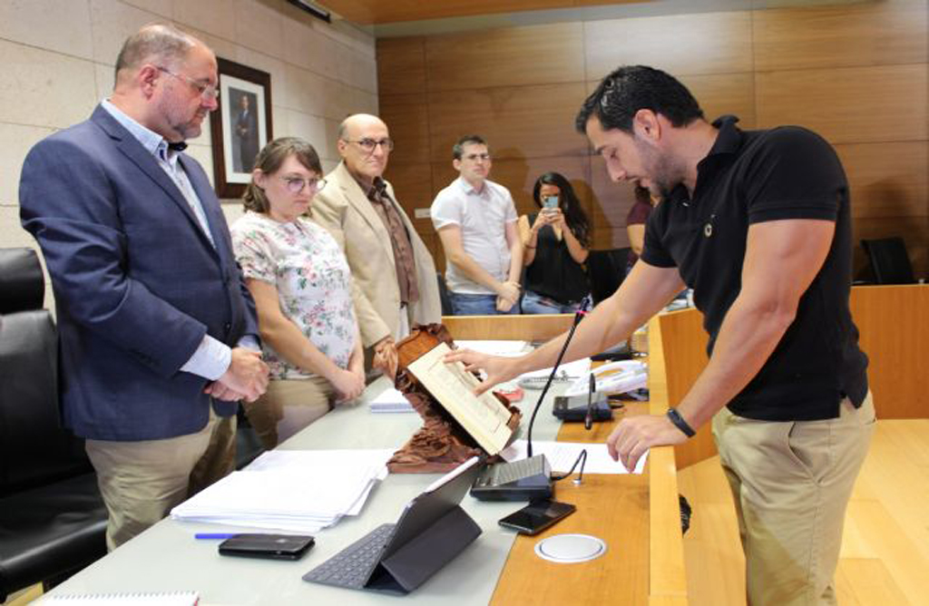 El concejal del Grupo Socialista, Pedro Antonio Megal, toma posesin de su nuevo cargo en la Corporacin municipal.