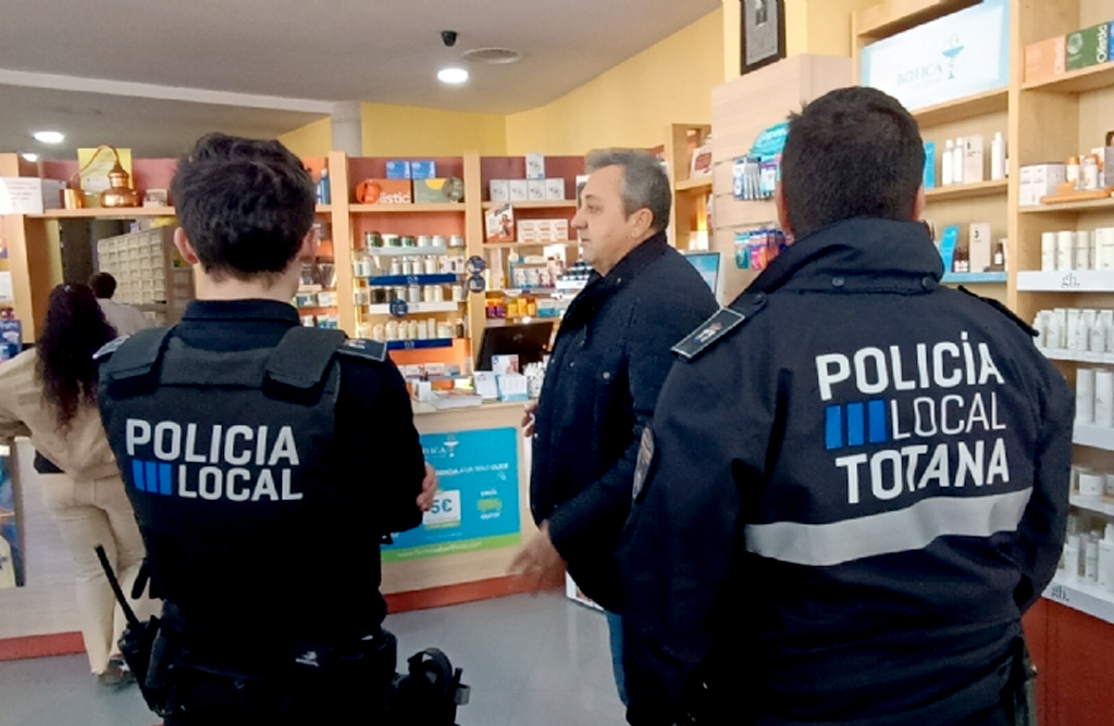 Agentes de la Polic�a Local se interesan por conocer las necesidades de comerciantes y hosteleros de Totana