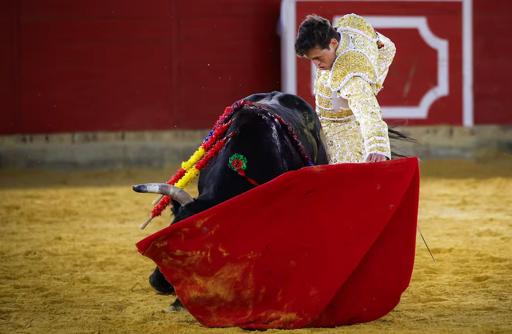 El torero totanero Jorge Mart�nez sale a hombros en Lorca junto a Marco P�rez